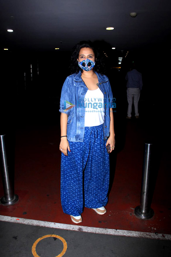 photos sunny leone and swara bhaskar snapped at the airport 4