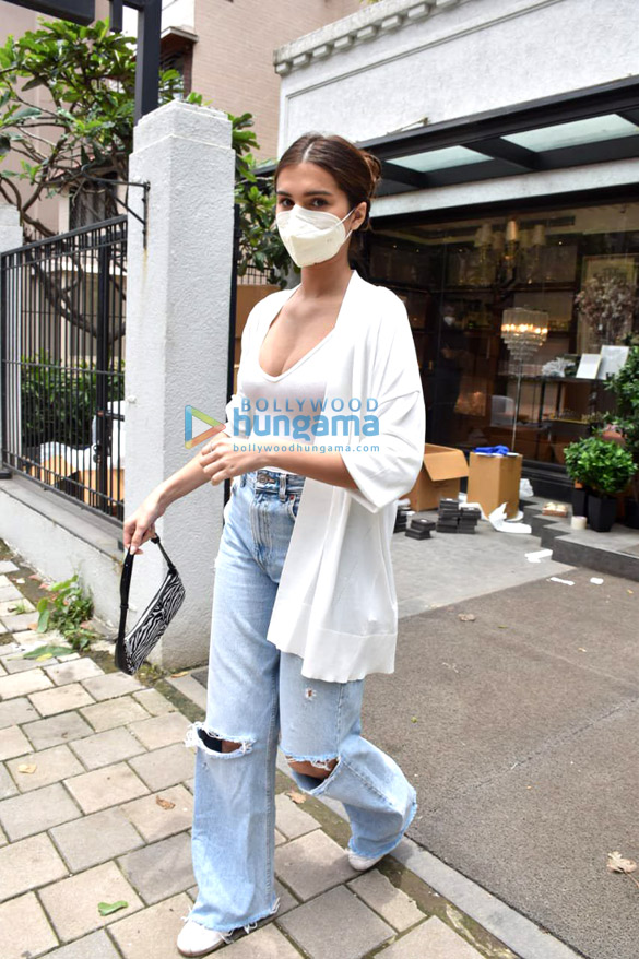 photos tara sutaria snapped in juhu 3