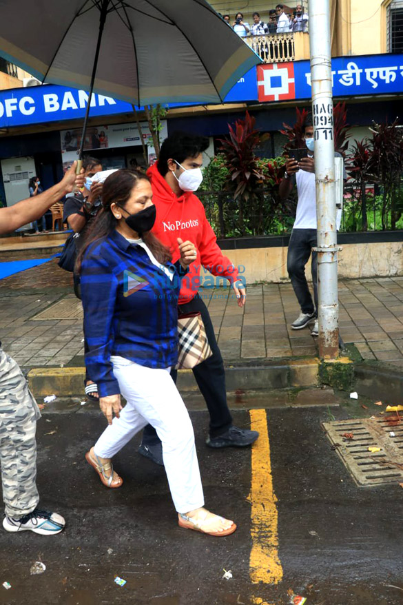 photos varun dhawan snapped with his mother at a bank in santacruz 2