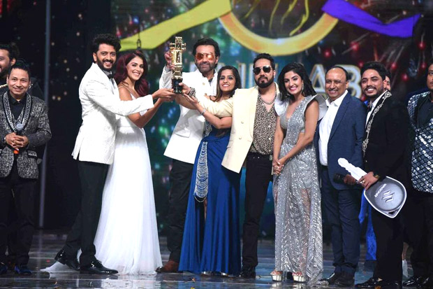 Riteish Deshmukh, Genelia D'Souza and Bobby Deol hand over the winning trophy to Punjab Lions on Indian Pro Music League Riteish Deshmukh, Genelia D'Souza and Bobby Deol hand over the winning trophy to Punjab Lions on Indian Pro Music League