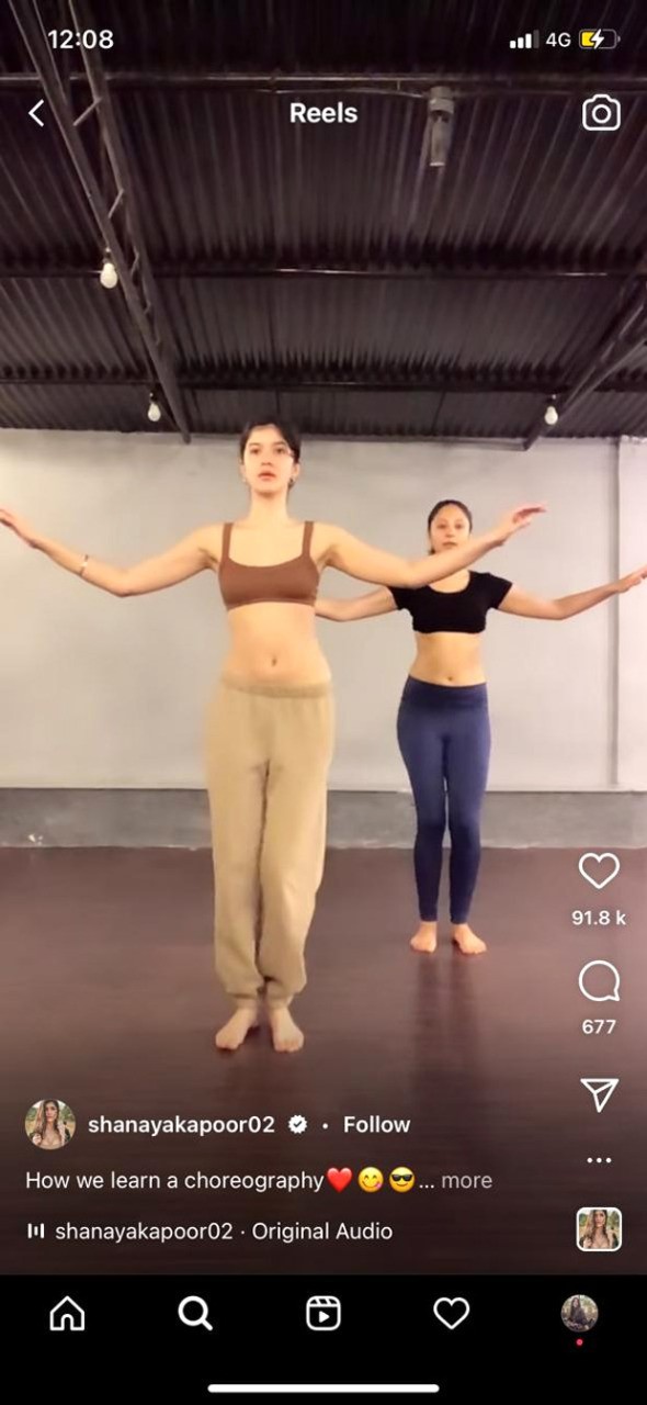Shanaya Kapoor showcases her belly dancing skills in latest video Shanaya Kapoor showcases her belly dancing skills in latest video