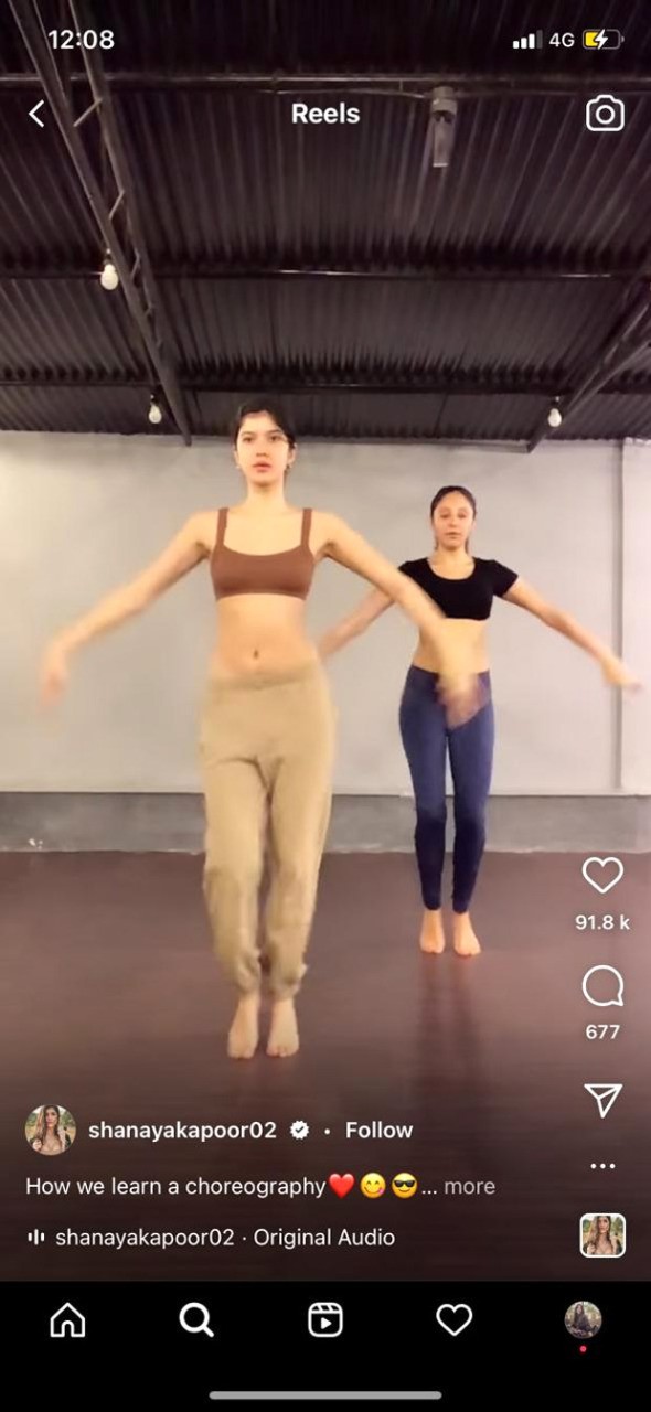 Shanaya Kapoor showcases her belly dancing skills in latest video Shanaya Kapoor showcases her belly dancing skills in latest video