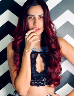 Celebrity Photo Of Sonnalli Seygall