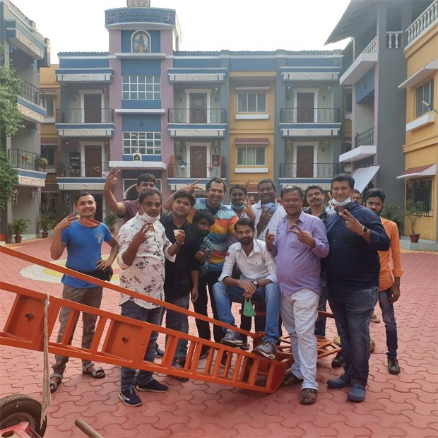 Taarak Mehta Ka Ooltah Chashmah's crew returns to Gokuldham society after wrapping up the shoot in Gujarat Taarak Mehta Ka Ooltah Chashmah's crew returns to Gokuldham society after wrapping up the shoot in Gujarat