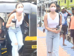 Alia Bhatt ditches her SUV and travels in an auto as she arrives at Mumbai’s Versova Jetty