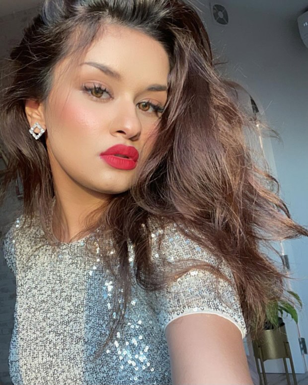 Avneet Kaur slays her super hot makeup look with brown-toned eyes and red lips