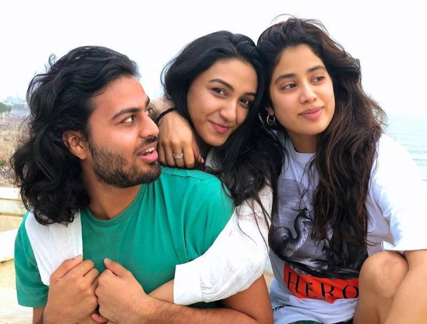 Janhvi Kapoor flashes her million-dollar smile as she enjoys sunset with her close friends; see pictures