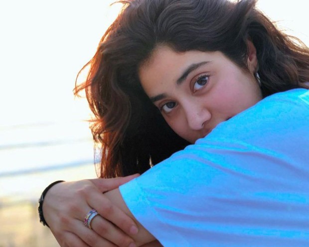 Janhvi Kapoor flashes her million-dollar smile as she enjoys sunset with her close friends; see pictures