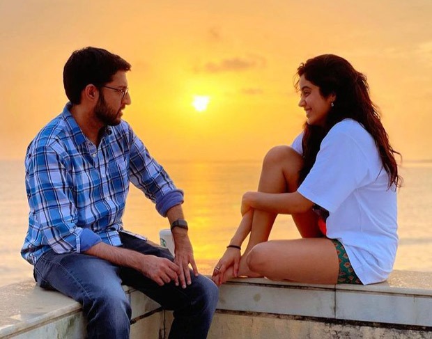 Janhvi Kapoor flashes her million-dollar smile as she enjoys sunset with her close friends; see pictures