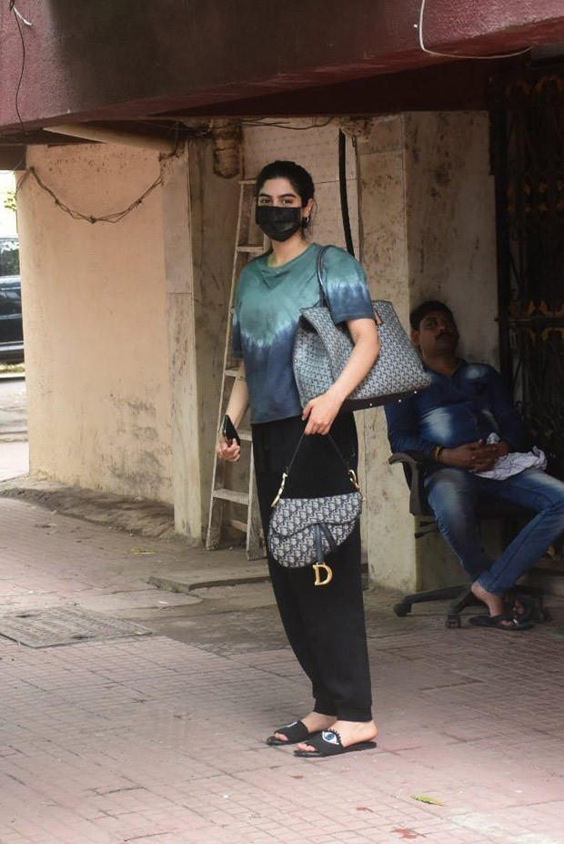 Khushi Kapoor steps out for Pilates class with bags worth over Rs. 6 lakh