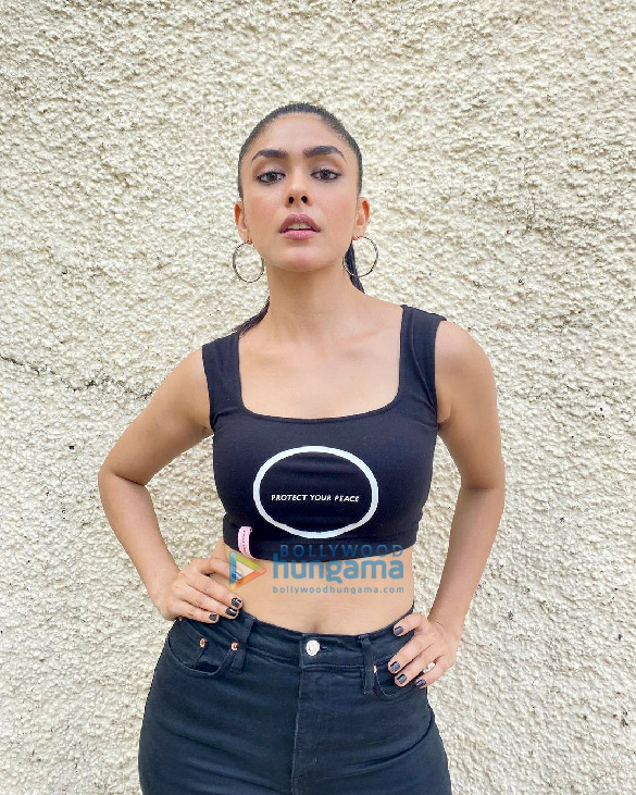 mrunal thakur 2 20
