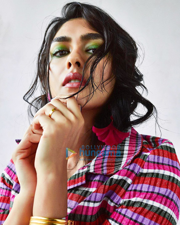 mrunal thakur 17