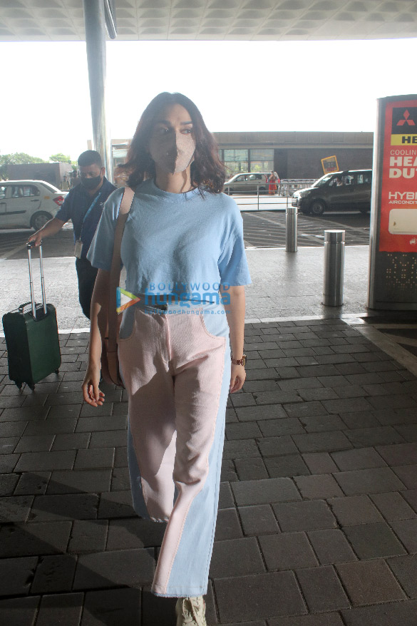 photos aditi rao hydari and hina khan snapped at the airport 1