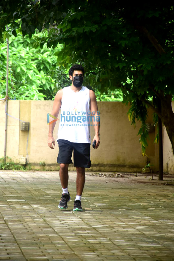 photos aditya roy kapoor spotted in bandra 2