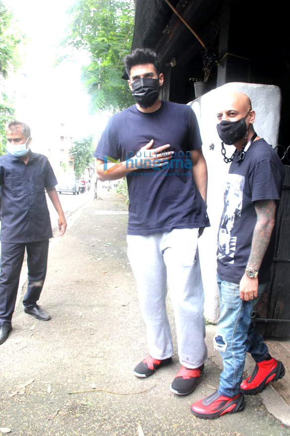 photos aditya roy kapur spotted at hakims aalim salon in khar 2