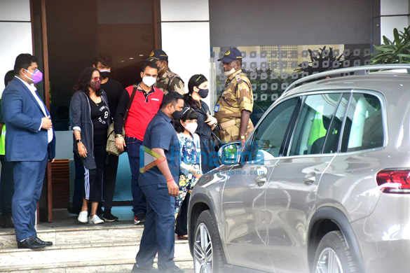 photos aishwarya rai bachchan and aaradhya bachchan snapped at kalina airport 3