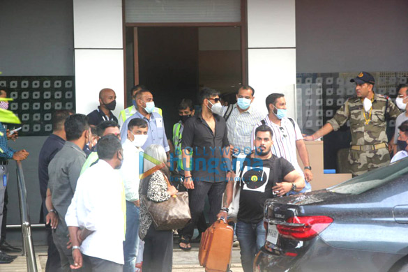 photos ajay devgn saif ali khan and kareena kapoor khan with son taimur spotted at kalina airport 1