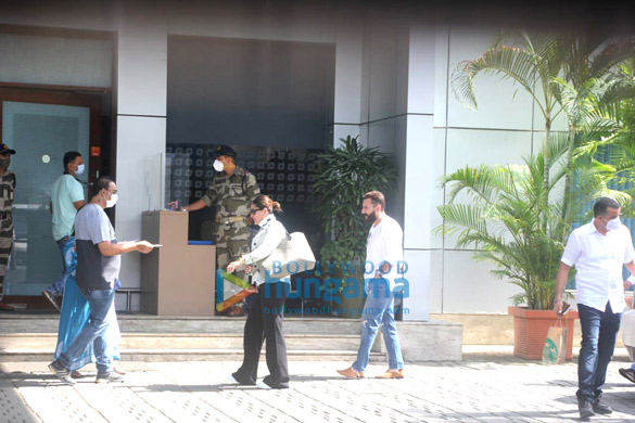 photos ajay devgn saif ali khan and kareena kapoor khan with son taimur spotted at kalina airport 5