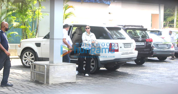 photos ajay devgn saif ali khan and kareena kapoor khan with son taimur spotted at kalina airport 6