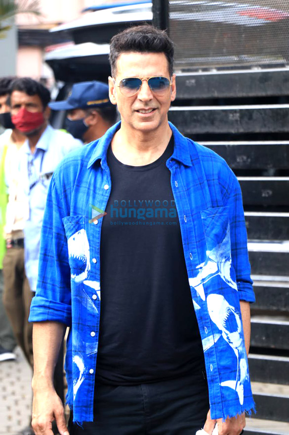 photos akshay kumar jackky bhagnani and kiara advani snapped at private airport 2