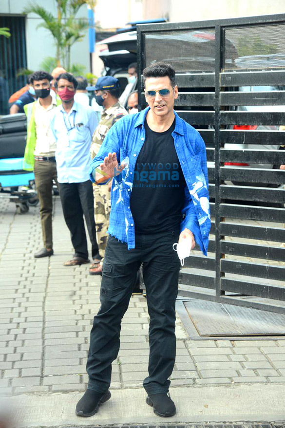 photos akshay kumar jackky bhagnani and kiara advani snapped at private airport 4