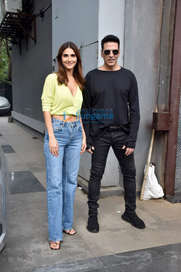 photos akshay kumar vaani kapoor huma qureshi and jackky bhagnani snapped during bellbottom promotions more 1