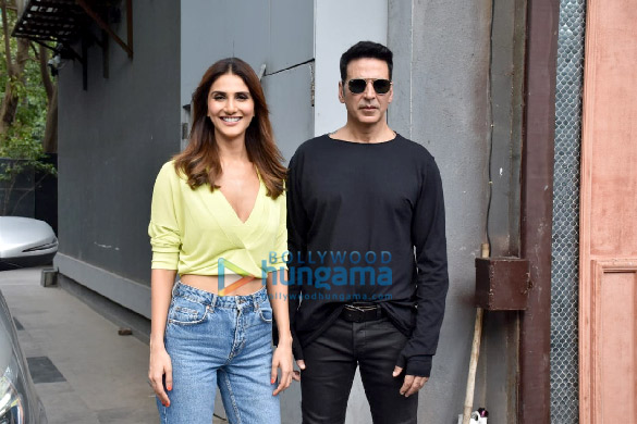 photos akshay kumar vaani kapoor huma qureshi and jackky bhagnani snapped during bellbottom promotions more 2