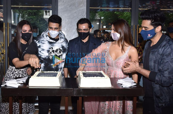 photos akshay kumar vaani kapoor lara dutta jackky bhagnani and deepshikha deshmukh celebrate the return of theatres along with a special cake cutting at pvr priya in delh