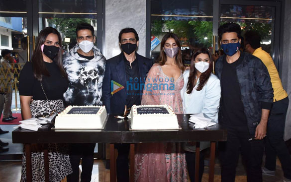 photos akshay kumar vaani kapoor lara dutta jackky bhagnani and deepshikha deshmukh celebrate the return of theatres along with a special cake cutting at pvr priya in delh 1