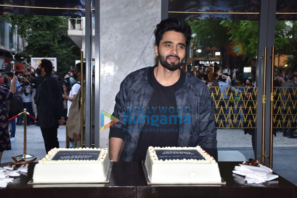 photos akshay kumar vaani kapoor lara dutta jackky bhagnani and deepshikha deshmukh celebrate the return of theatres along with a special cake cutting at pvr priya in delh 4