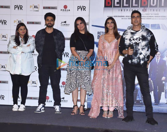 photos akshay kumar vaani kapoor lara dutta and others celebrate the return of theatres with a cake cutting ceremony in delhi 0825 1