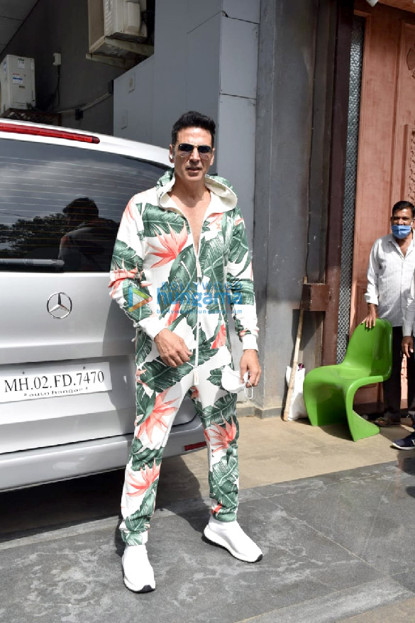 photos akshay kumar and jackky bhagnani snapped during bellbottom promotions 1
