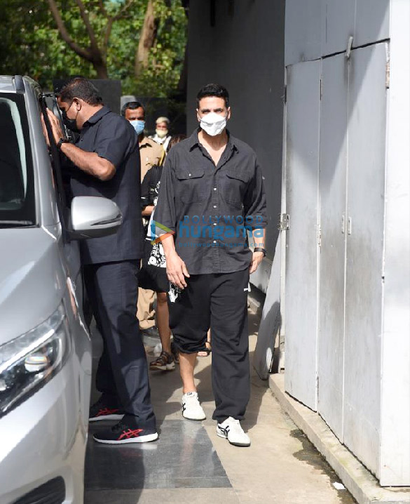photos akshay kumar snapped at pooja entertainment office in juhu 1