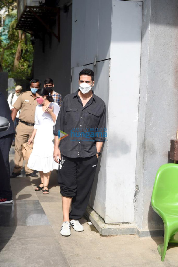 photos akshay kumar snapped at pooja entertainment office in juhu 2