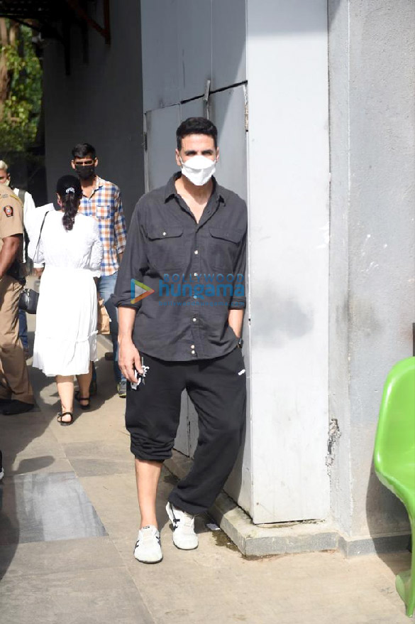 photos akshay kumar snapped at pooja entertainment office in juhu 4