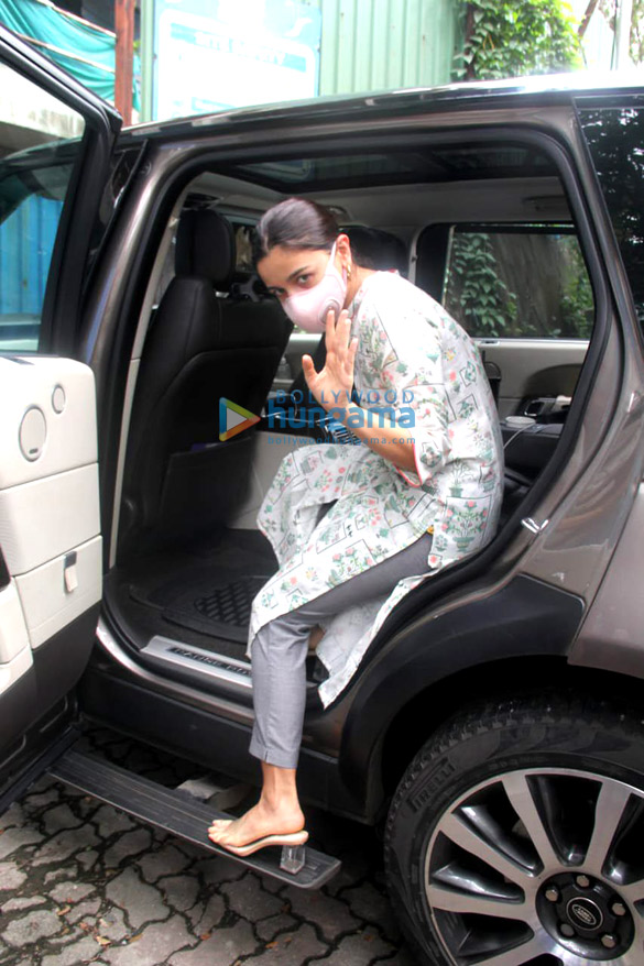 photos alia bhatt and neetu kapoor snapped at krishna rajs bungalow 5