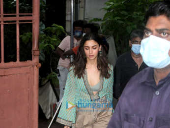Photos: Alia Bhatt spotted in Pali Hill post her shoot