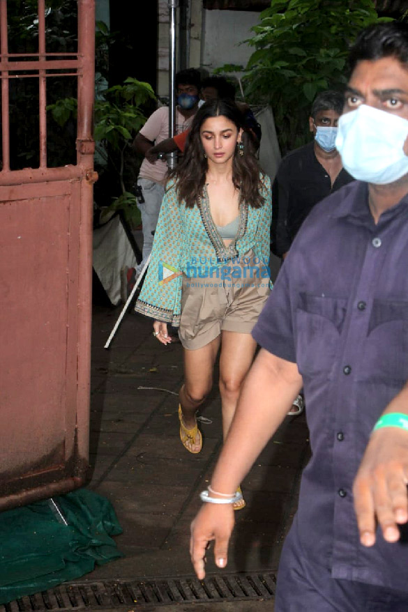 Photos: Alia Bhatt spotted in Pali Hill post her shoot Photos: Alia Bhatt spotted in Pali Hill post her shoot