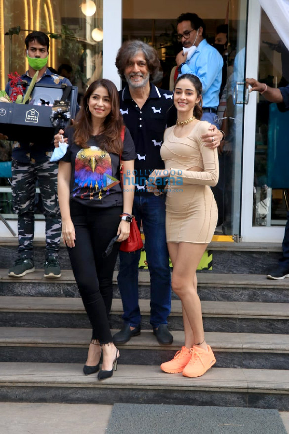 photos ananya panday chunky pandey and bhavana pandey snapped in bandra 1