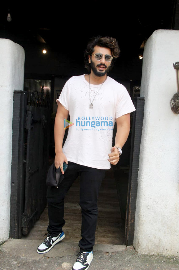 photos arjun kapoor snapped at hakims aalim salon in khar 1 2