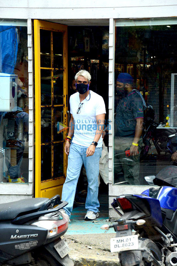 Photos: Arjun Rampal snapped at a Bandra pet shop