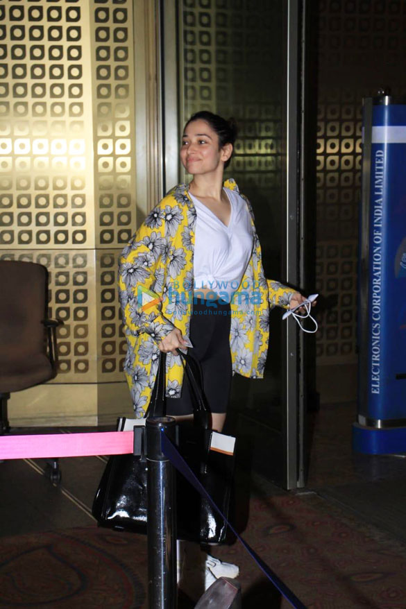 photos deepika padukone and tamannaah bhatia snapped at the airport 5