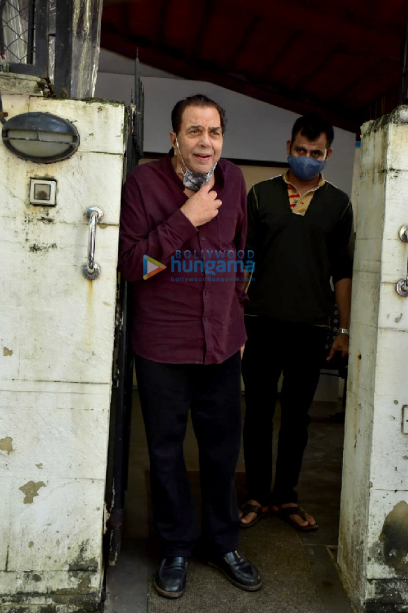 photos dharmendra snapped at a dental clinic in juhu 2 2