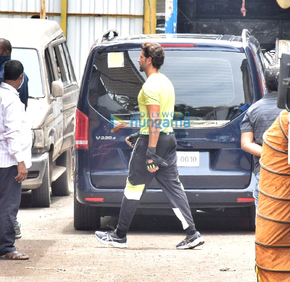 photos hrithik roshan snapped on the sets of a shoot 2