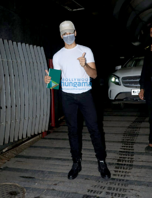 photos ishaan khatter snapped in bandra 1 2