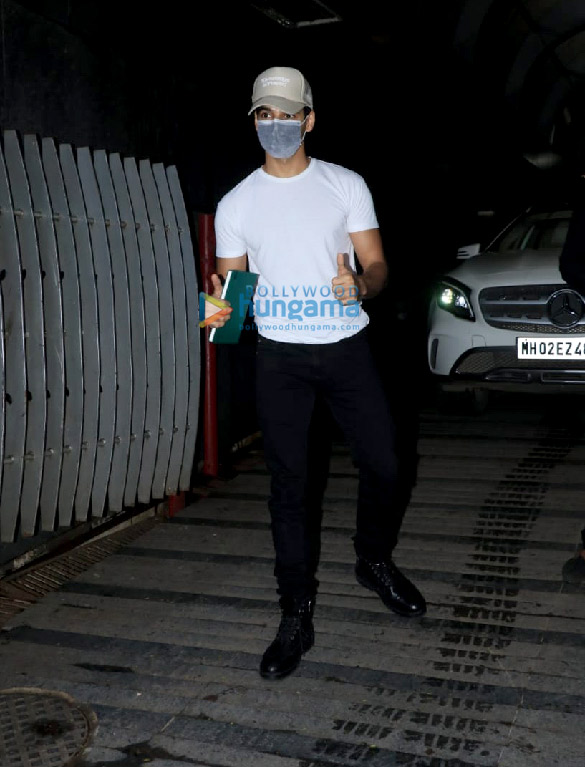 photos ishaan khatter snapped in bandra 3 2