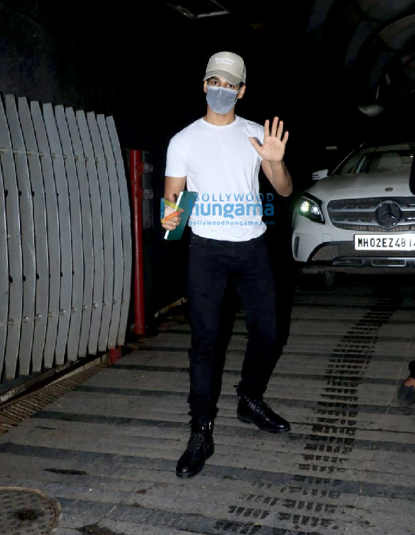 photos ishaan khatter snapped in bandra 4 2