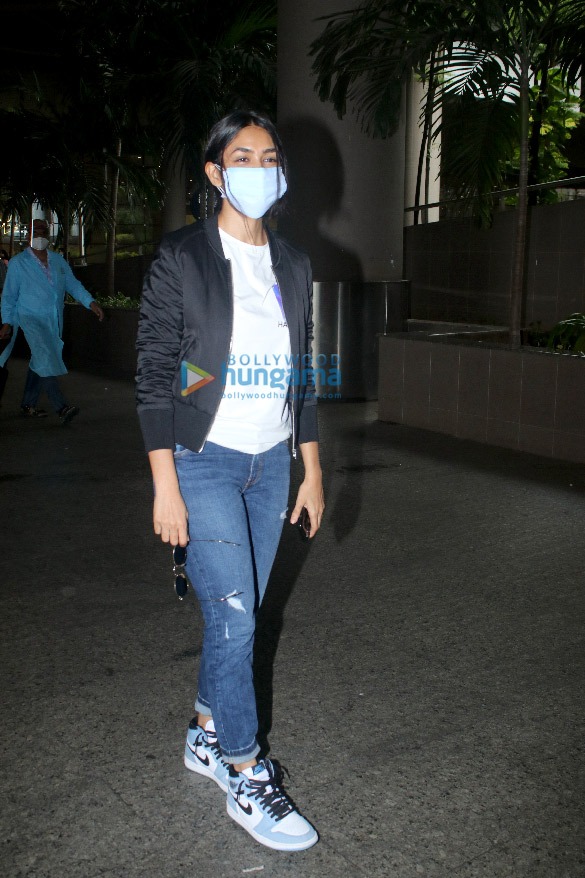 photos jacqueline fernandez mrunal thakur kriti kharbanda and pulkit samrat snapped at the airport 2