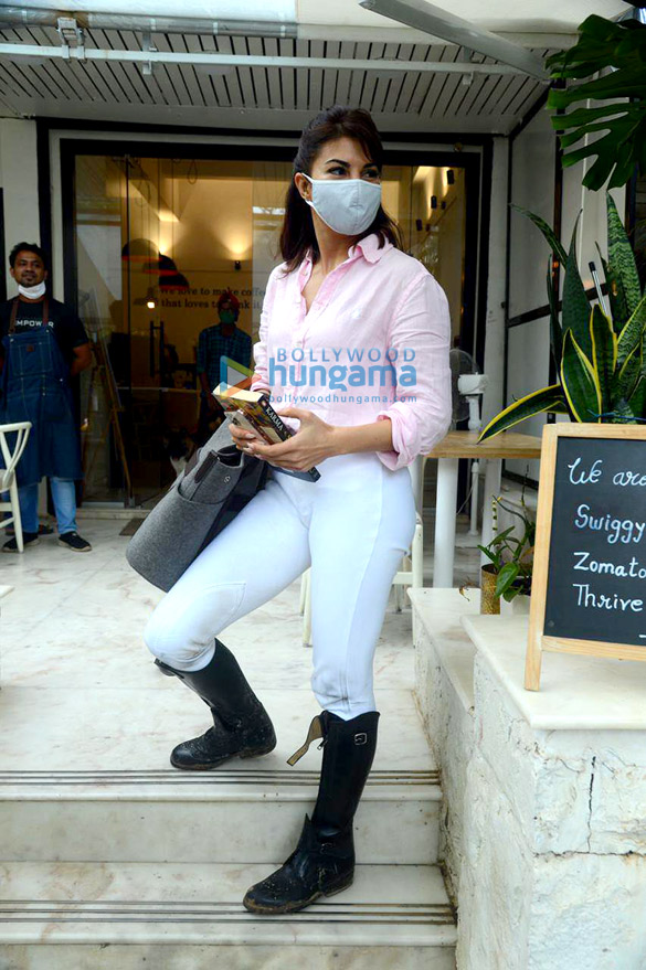 photos jacqueline fernandez snapped in bandra 2