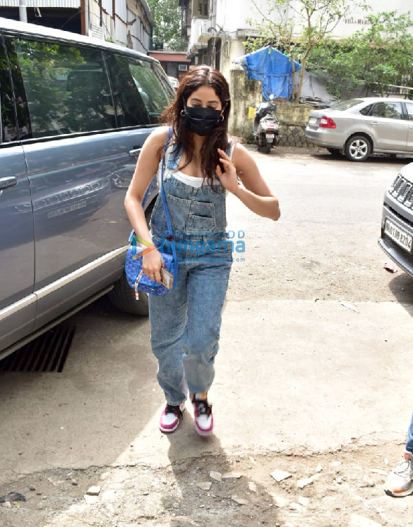 photos janhvi kapoor and khushi kapoor snapped at mizu restaurant in khar 3